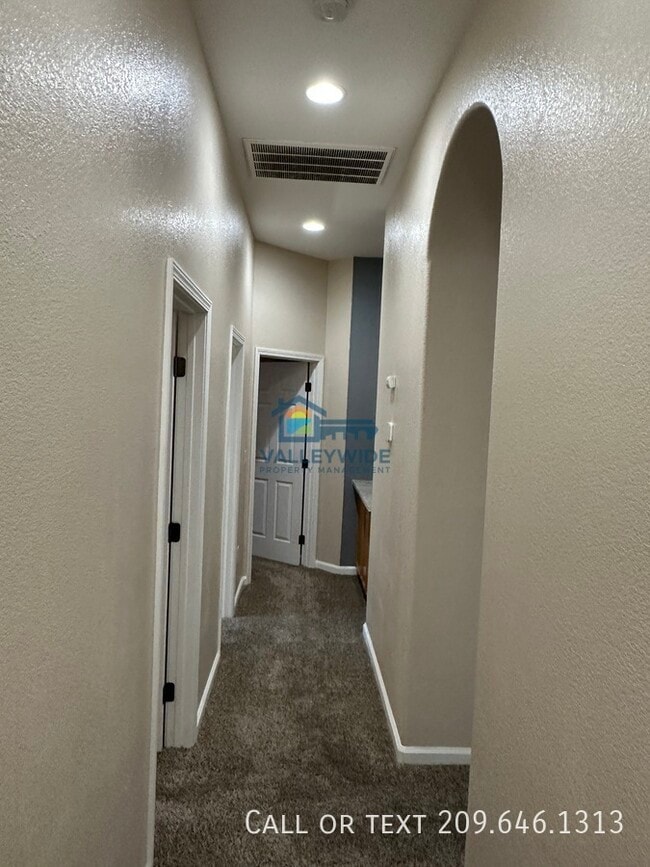 Building Photo - 2555 Crestmore Cir