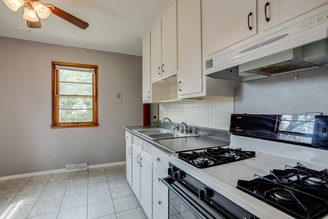 Building Photo - 2 Bed Bungalow in Champaign- Available August 2026