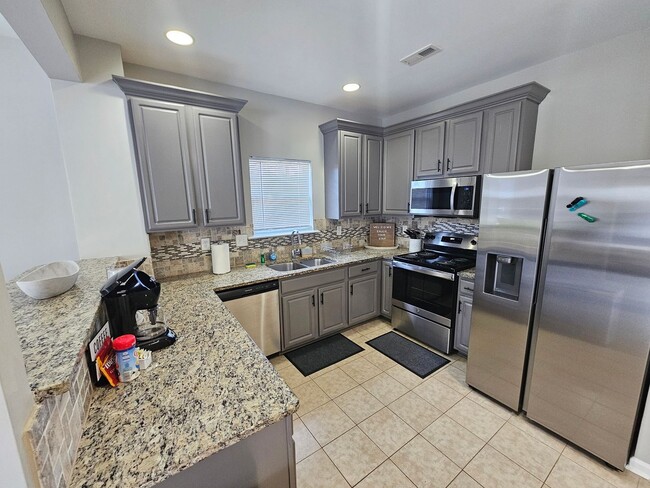 Building Photo - Nice Townhome!