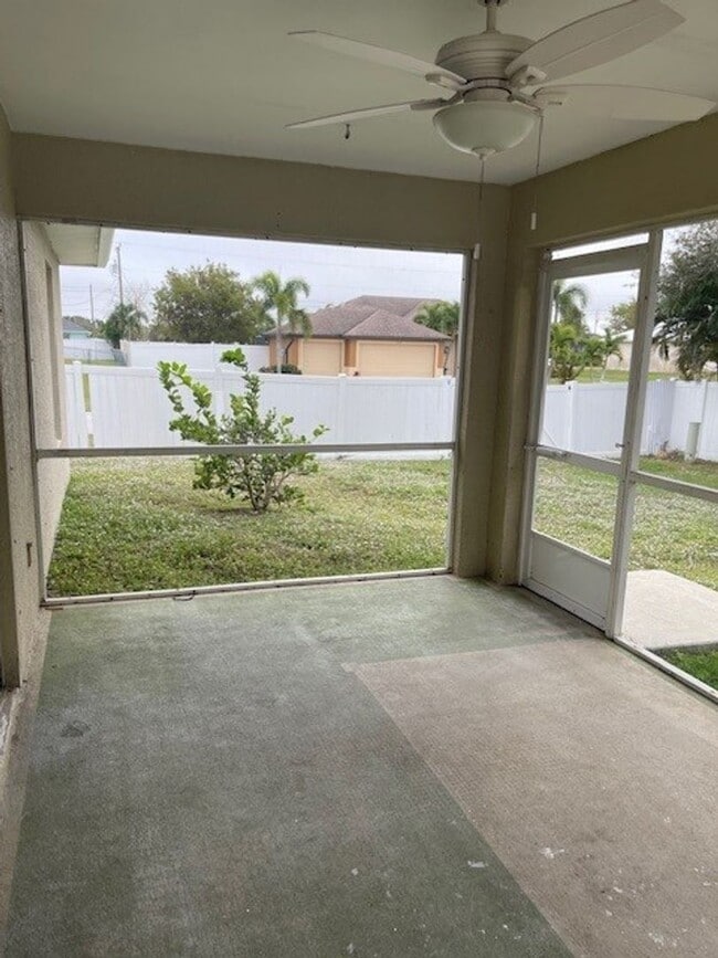 Building Photo - 910 SW 34th Terrace