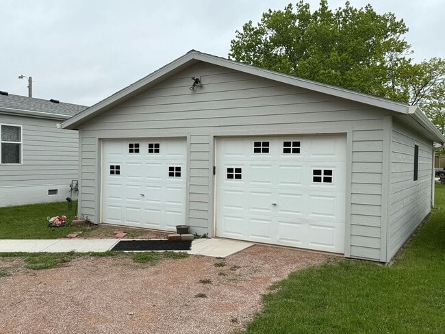 Building Photo - ~ APPLICATIONS PENDING ~ 3 Bedroom, 2 Bath...