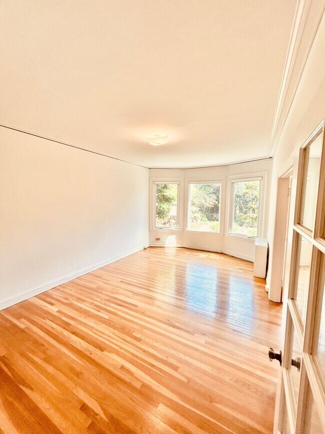 Building Photo - Beautiful 1 Bedroom located in one of San ...