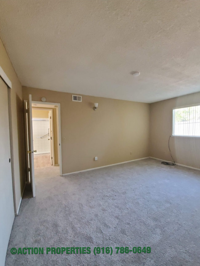 Building Photo - Roseville 2 Bedroom Duplex, New Carpet, Central Heat and Air, Large Fenced Yard