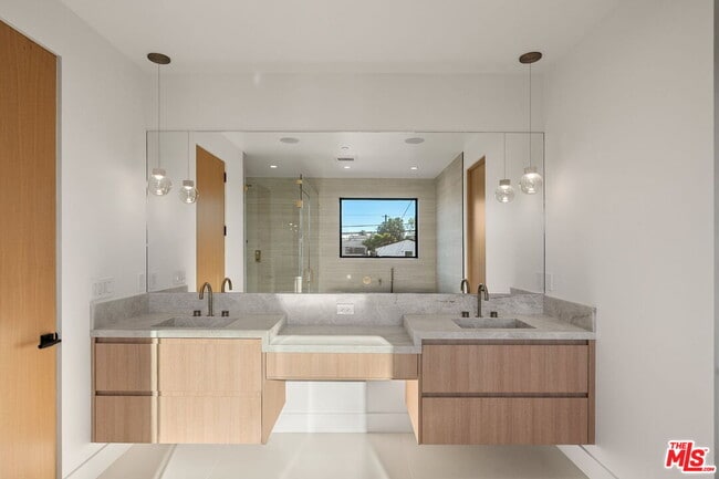 Building Photo - 3517 Redwood Ave