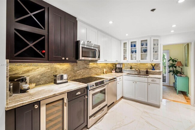 Building Photo - 2332 Fisher Island Dr