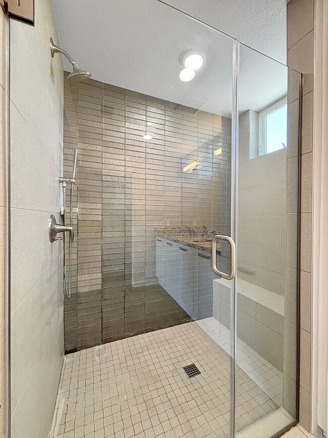 Building Photo - Beautiful & Spacious 3BD/4BA Home in Banke...
