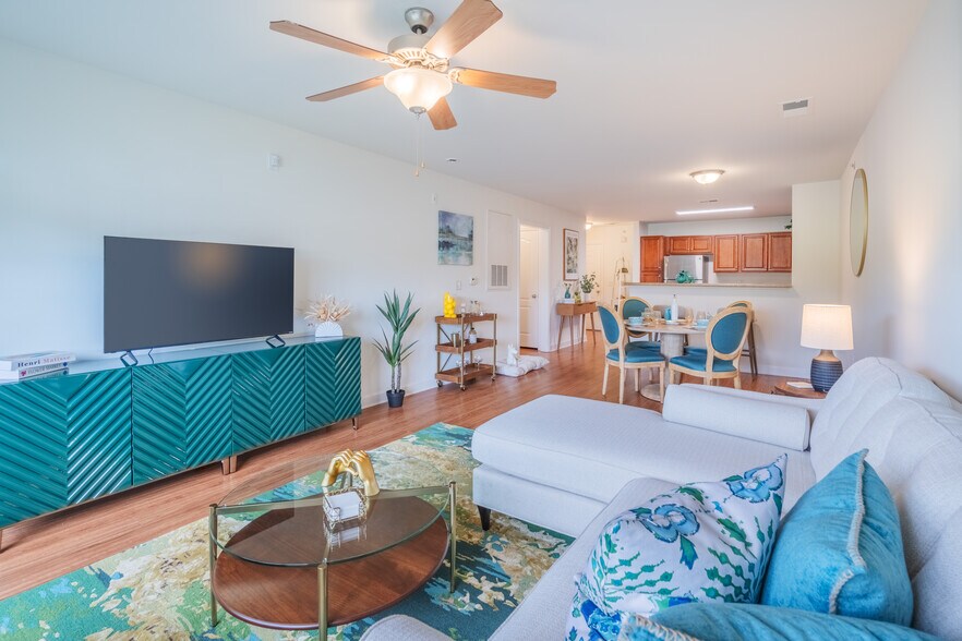 Primary Photo - Parcstone Apartments