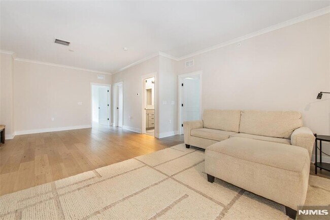 Building Photo - 37 Hillandale Dr