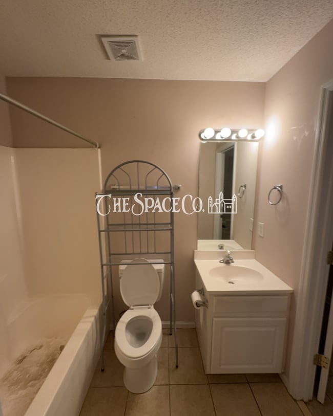 Building Photo - "Charming 2-Bedroom Retreat with 2 Full Baths on Vermont Road!"