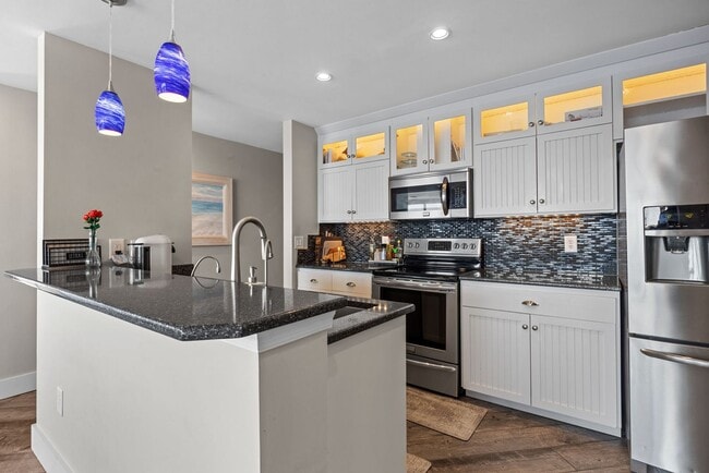 Building Photo - DOWNTOWN AREA