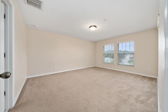 Building Photo - Town House 3 Bedroom and /2.5 Bathrooms. At Lee Vista area gated Community.