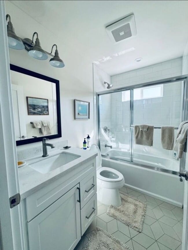 Building Photo - Coastal Luxury Living – Fully Furnished Ho...