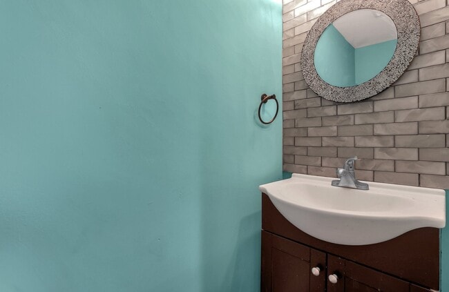 Guest Bath - 4826 Lady Jane Ave