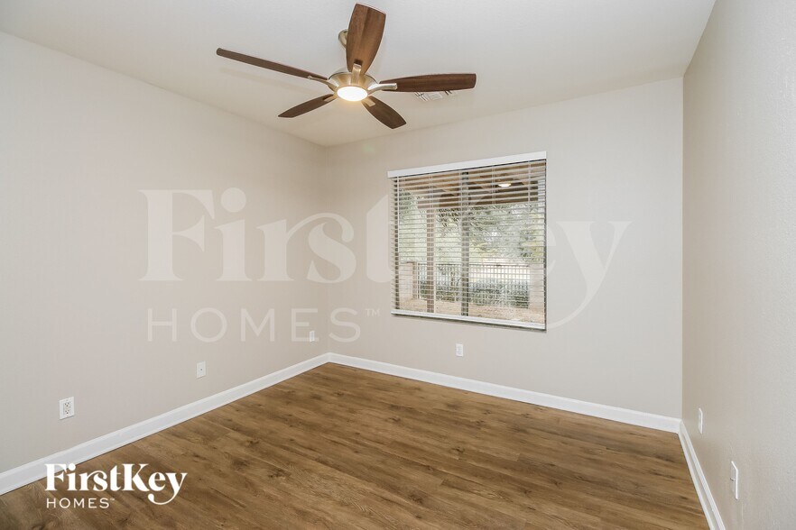 Building Photo - 1610 E Desert Ln