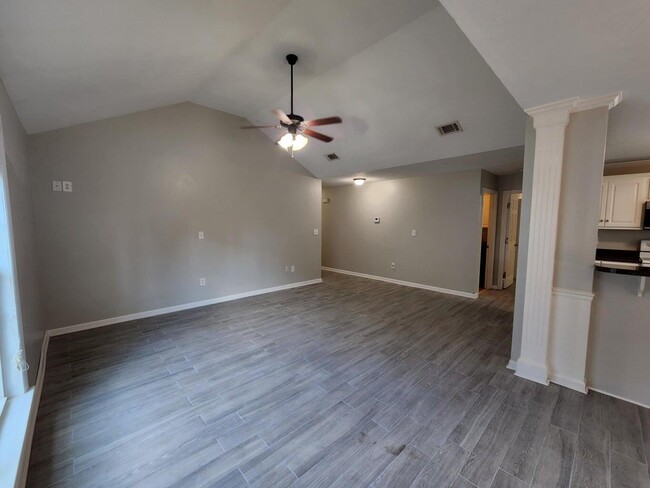 Building Photo - 572 Lory Ln