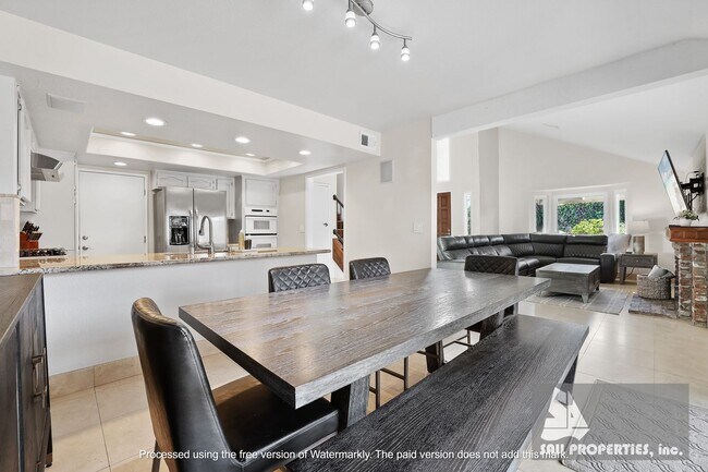 Building Photo - Beach Townhome Vacation Rental with two car garage!