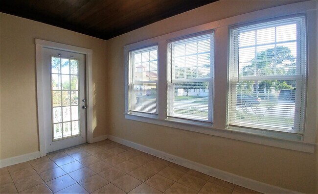 Building Photo - 415 Greenbriar Dr
