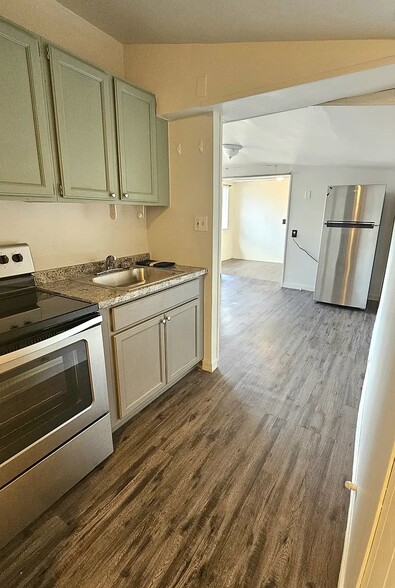 Building Photo - 2120 N Edison Terrace