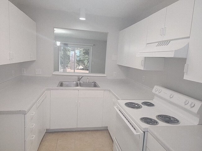 Building Photo - RENT SPECIAL! LOCATION, LOCATION, LOCATION! ONLY MINUTES TO WRIGHTSVILLE BEACH, CENTRAL TO ALL IL...