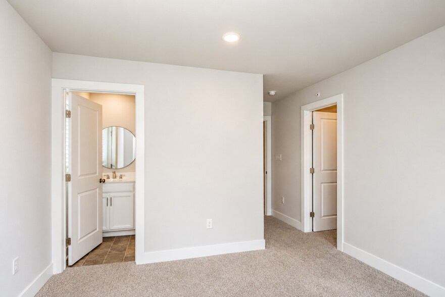 Building Photo - 701 Halcyon Ln