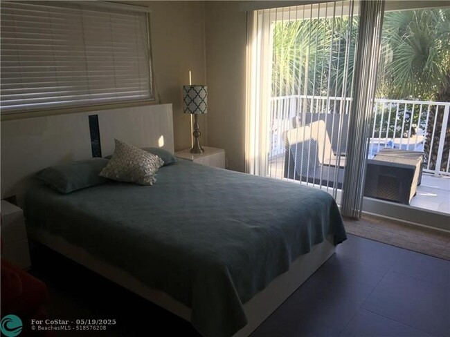 Building Photo - 4564 El Mar Dr
