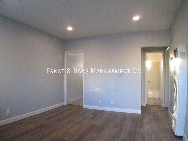 Building Photo - 815 E 9th St