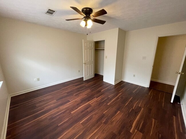 Building Photo - 13 Woodcreek Way SW