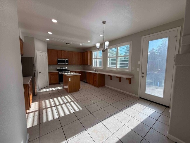Building Photo - Great 4 Bedroom with Pool