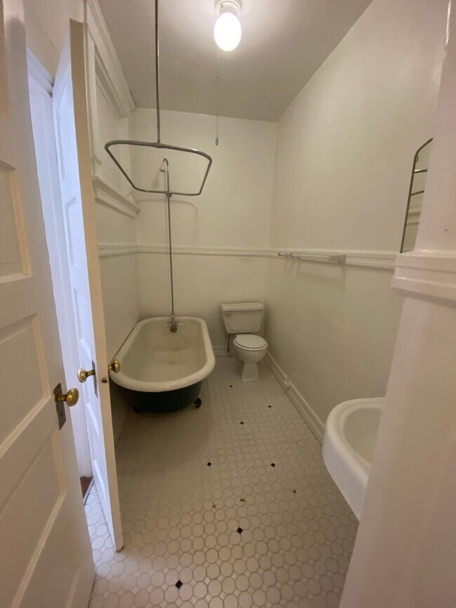 Building Photo - Top floor 1 BR with LOTS of natural light in trendy NW 23rd District!