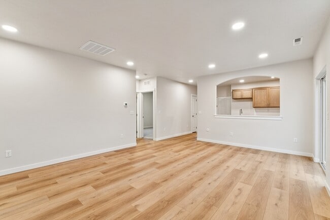 Building Photo - 2028 E Cave Falls St