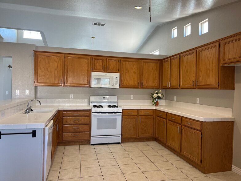 Kitchen - 9083 Powell Ave
