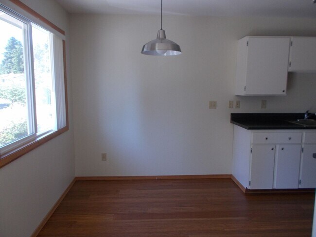 Building Photo - 2BR 1 BA Kirkland Condo! Finn Hill/Juanita Area!