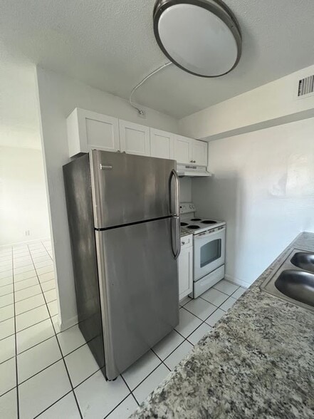 Building Photo - 374 Sunshine Dr