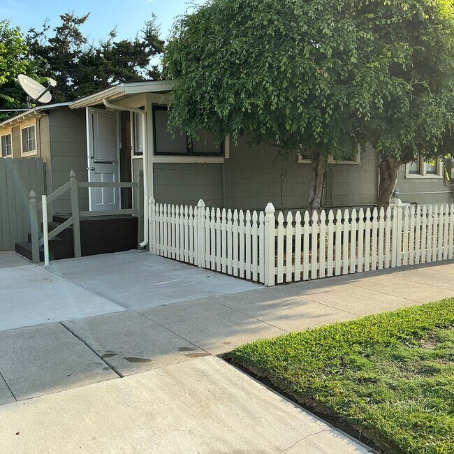 Building Photo - 233 E La Veta Ave