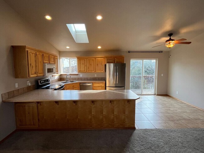 Building Photo - Single Level Home Close to Mountain View High School