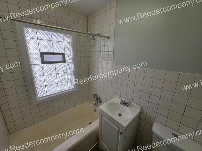 Building Photo - Large 4 bedroom 2 bathroom house