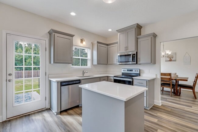 Building Photo - 487 Meloney Dr