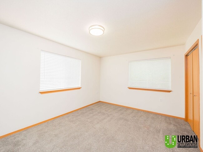 Building Photo - Spacious, clean, modern 4bd/2bth