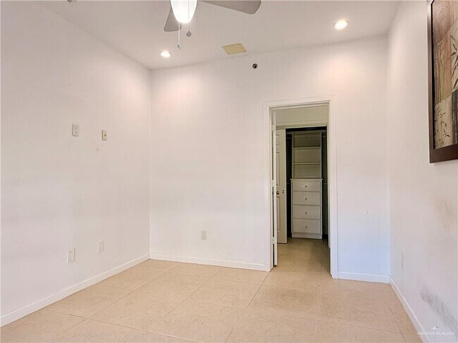 Building Photo - 813 Travis St
