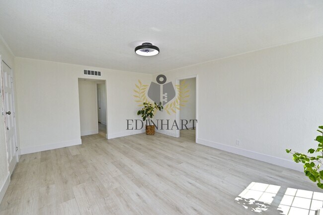 Building Photo - 1584 N Carruth Ave