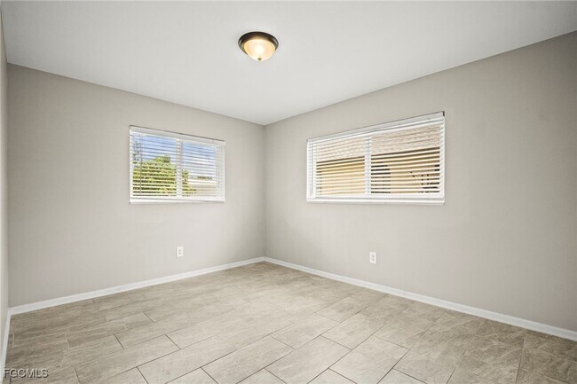 Building Photo - 2210 Parkview Dr
