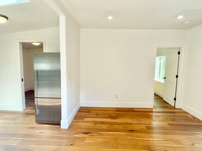 Building Photo - Remodeled Off Street Cottage 2BR/1BA Priva...