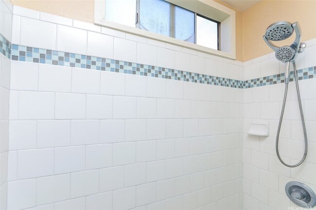 Building Photo - Lovely 2 bedroom 1 bath, with 1 open parking