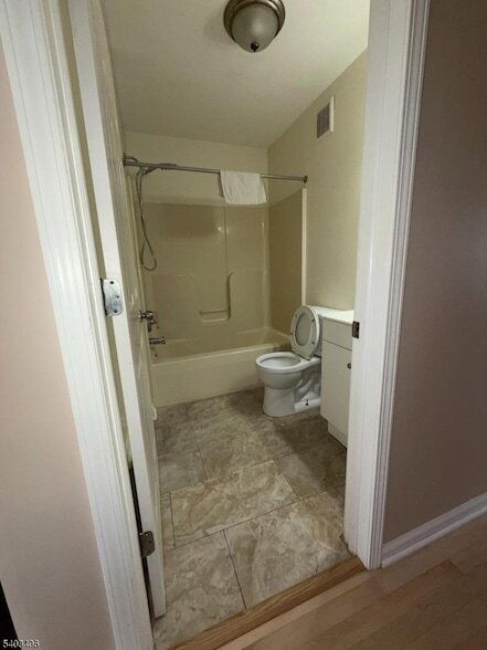 Building Photo - 110-PT112 Redwood Ave