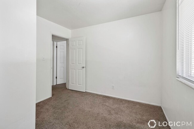 Building Photo - Stunning Row-End Townhome In Great Location!