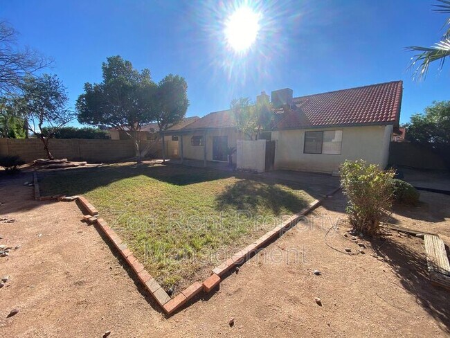 Building Photo - 5802 E Enrose St