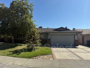 Building Photo - 1017 Silver Lake Dr