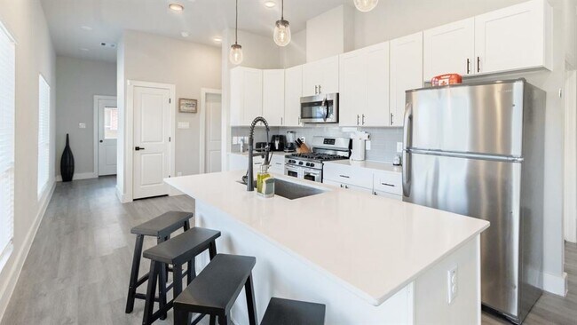 Building Photo - 505 Carl St