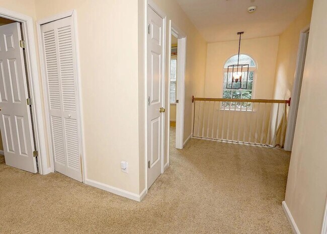 Building Photo - Spacious home located in the beautiful and well-established community of Magnolia Bluff in Lake C...