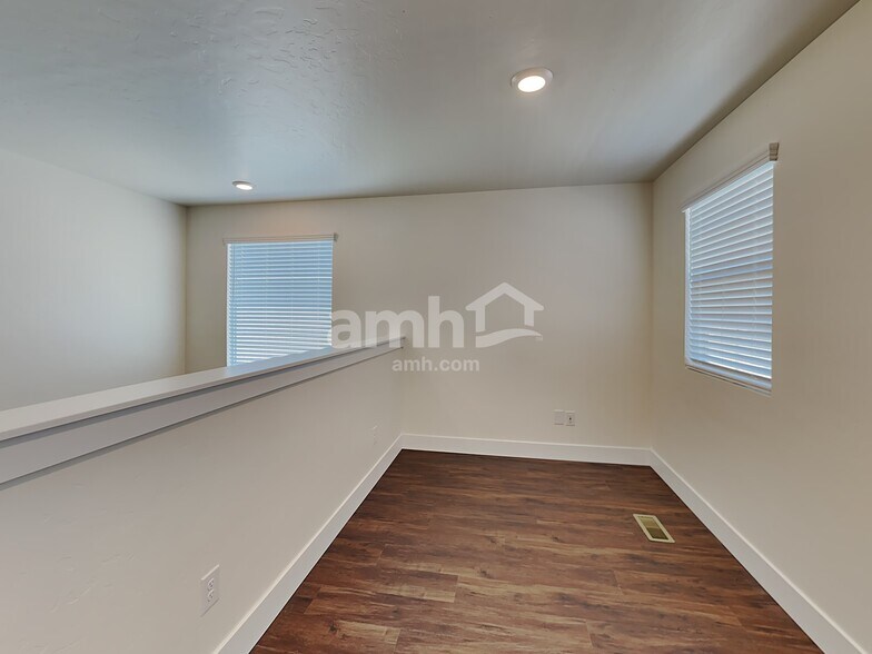Building Photo - 955 Moorside Ave